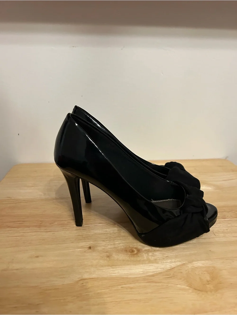 FIONI Clothing Black Peep-Toe Knot Front Heels
